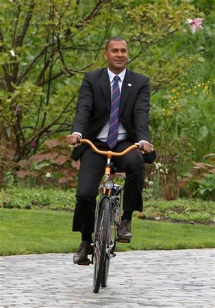 Ruud Gullit on bike